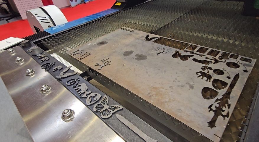 Demonstrație laser - tăiere piesă decorativă